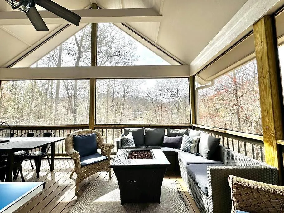 The Cove Retreat- Hot Tub/screened Porch/game Holiday home *