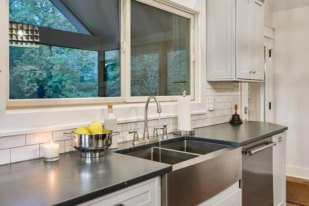 The Cove Retreat- Hot Tub/screened Porch/game * Lake Lure