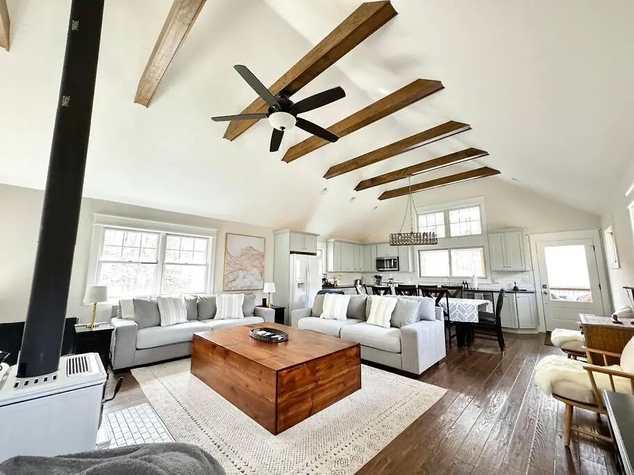 The Cove Retreat- Hot Tub/screened Porch/game Holiday home
