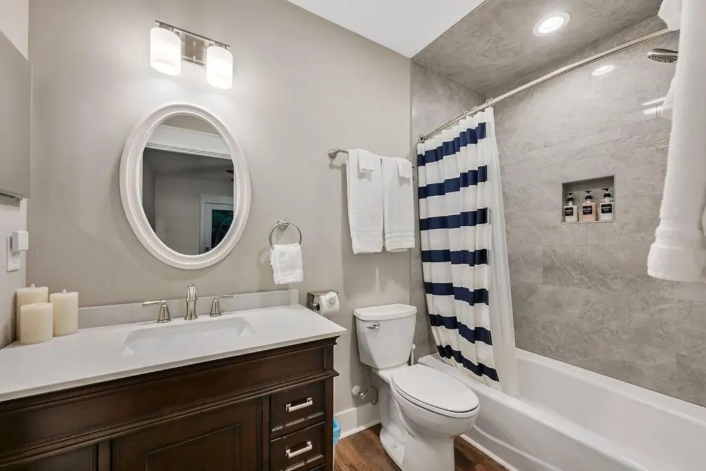Holiday home The Cove Retreat- Hot Tub/screened Porch/game