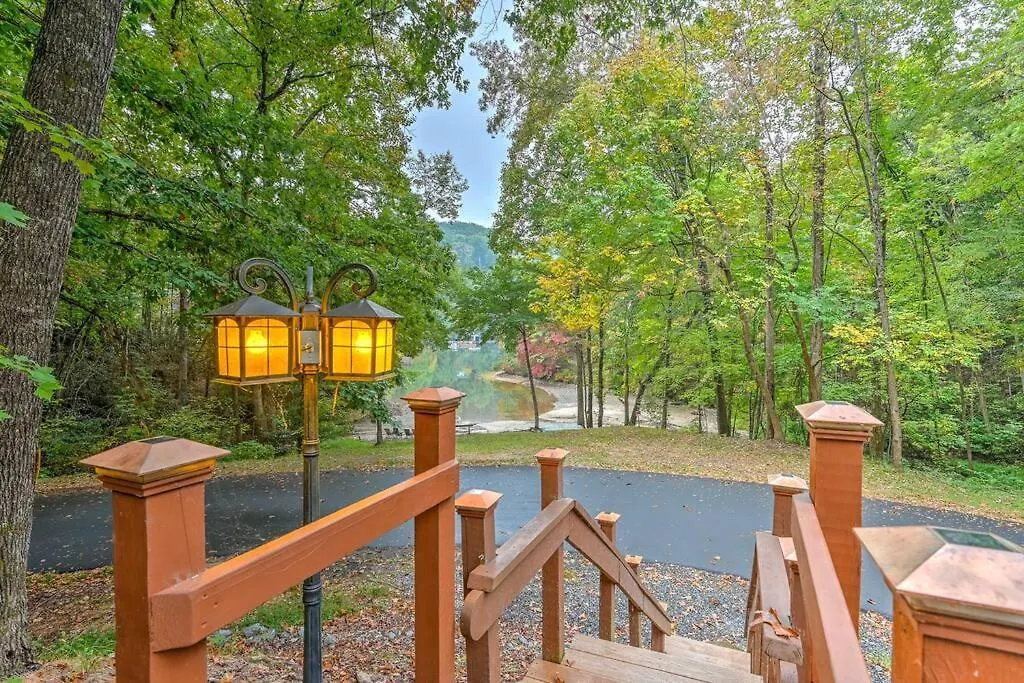 The Cove Retreat- Hot Tub/screened Porch/game Holiday home Lake Lure