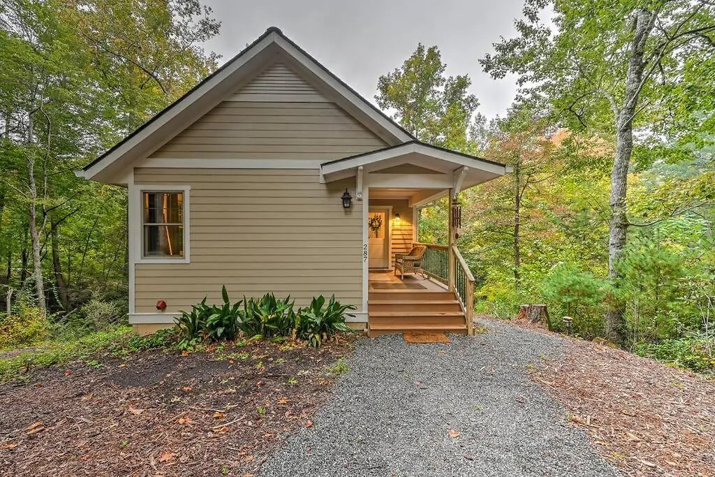 The Cove Retreat- Hot Tub/screened Porch/game Holiday home Lake Lure