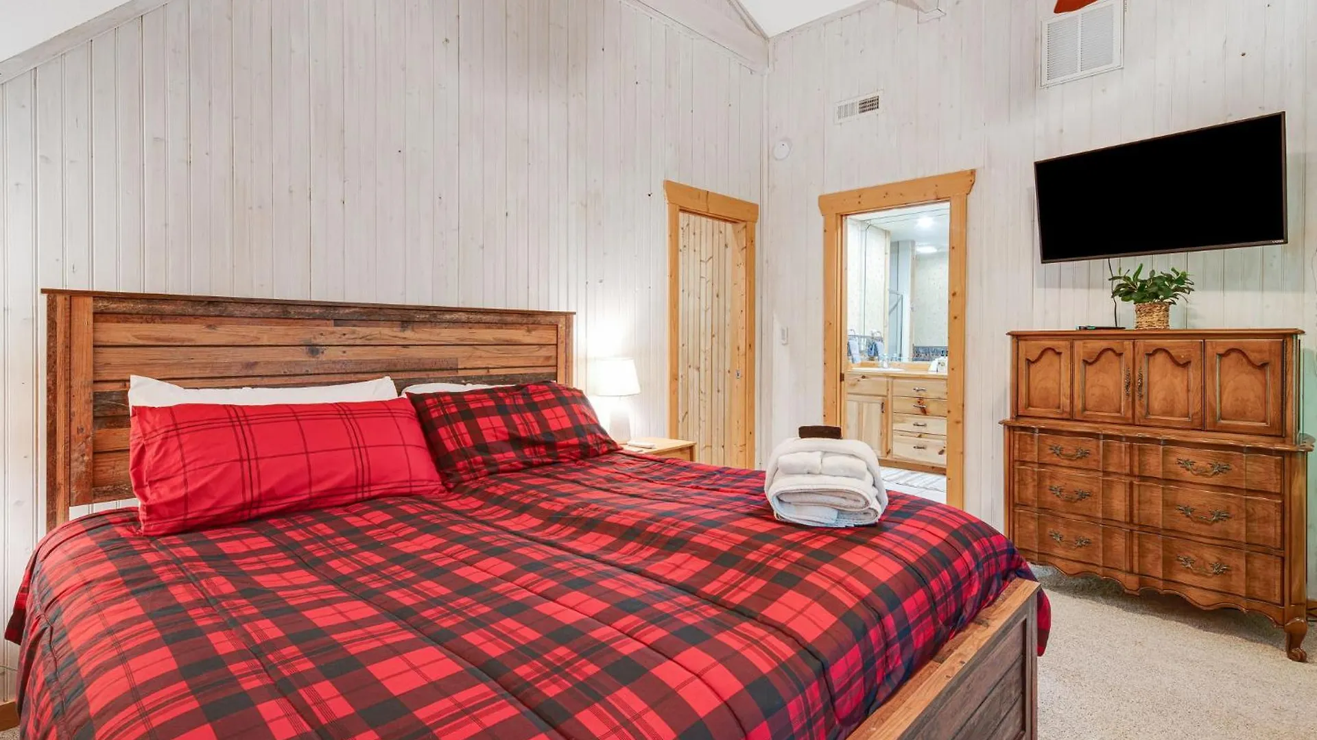 Lure Oasis In The Woods W/ Hot Tub & More! Holiday home
