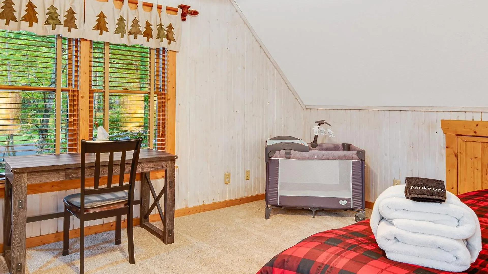 Lure Oasis In The Woods W/ Hot Tub & More! Holiday home Lake Lure