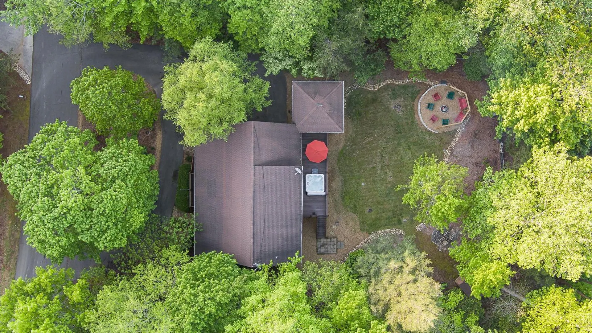 Lure Oasis In The Woods W/ Hot Tub & More! Holiday home