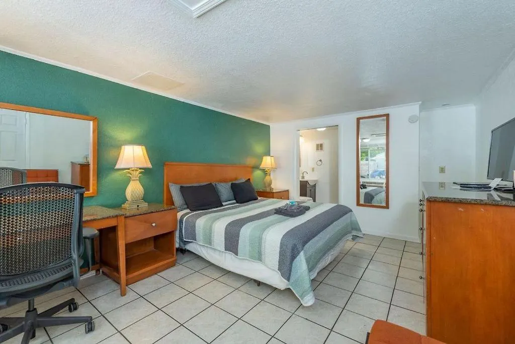 Hotel Geneva & Tiki Bar