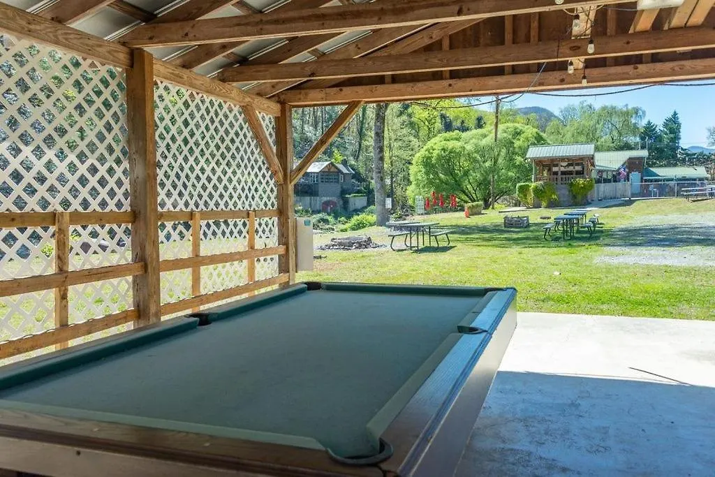 Hotel Geneva & Tiki Bar 3*
