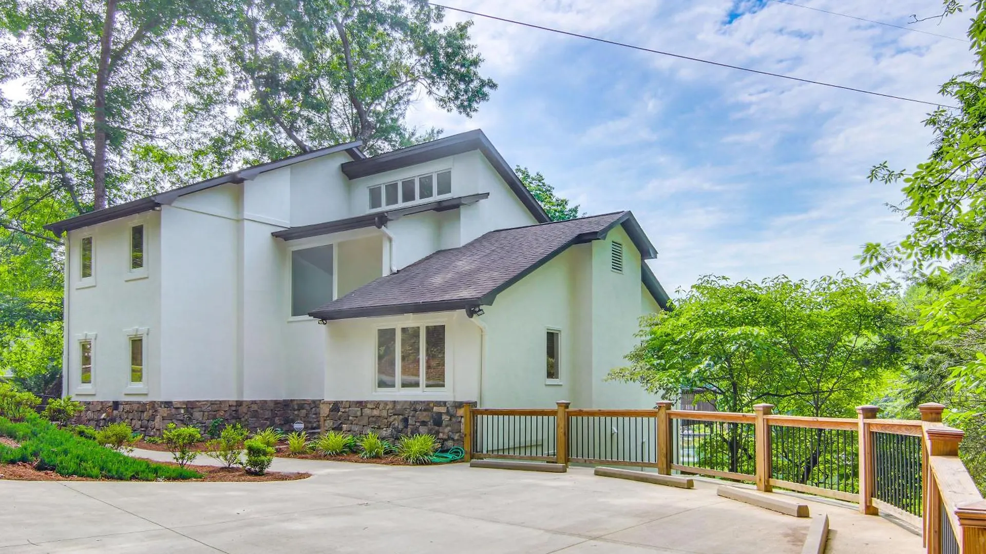 Waterfront Lure With 2-story Deck! Holiday home *