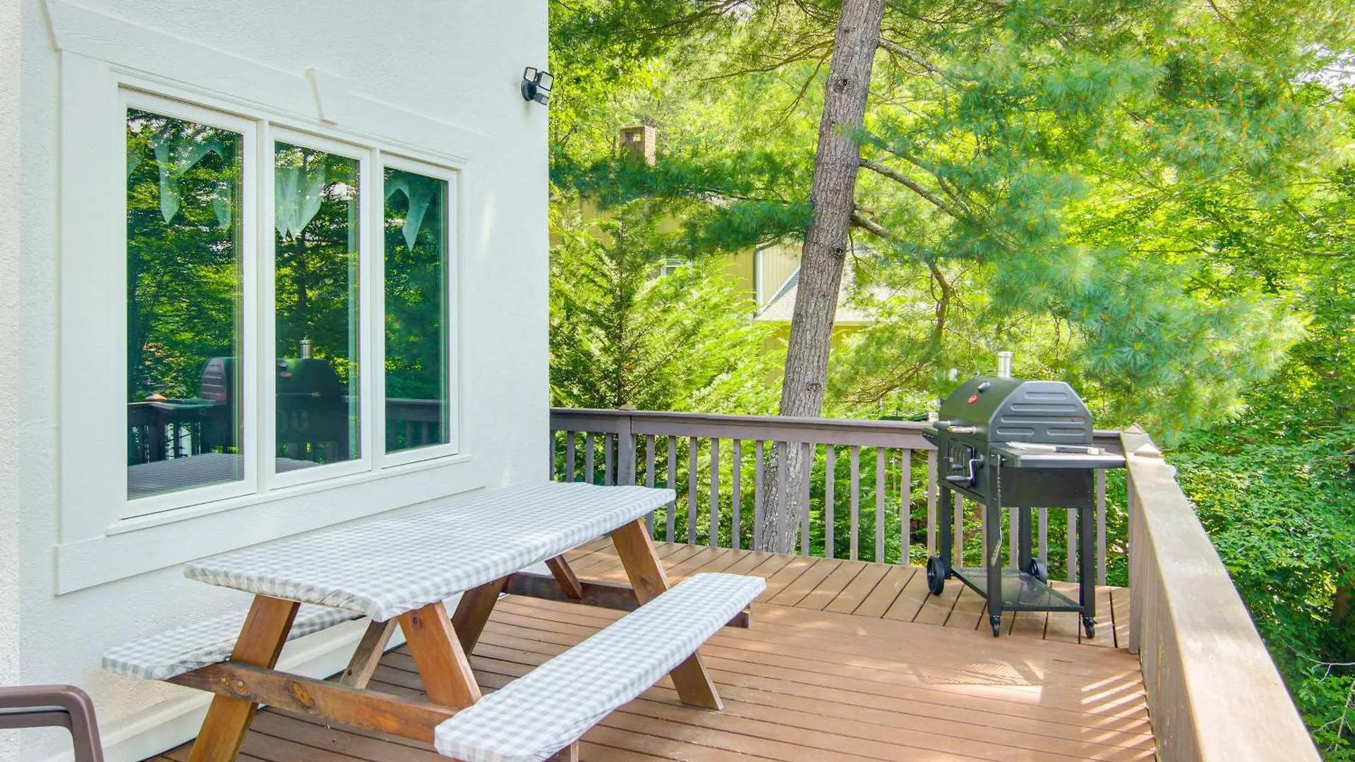 Waterfront Lure With 2-story Deck! *