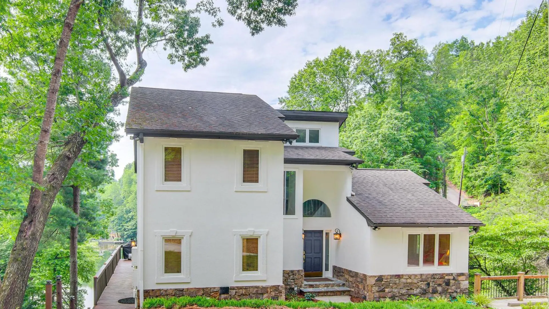 Waterfront Lure With 2-story Deck!