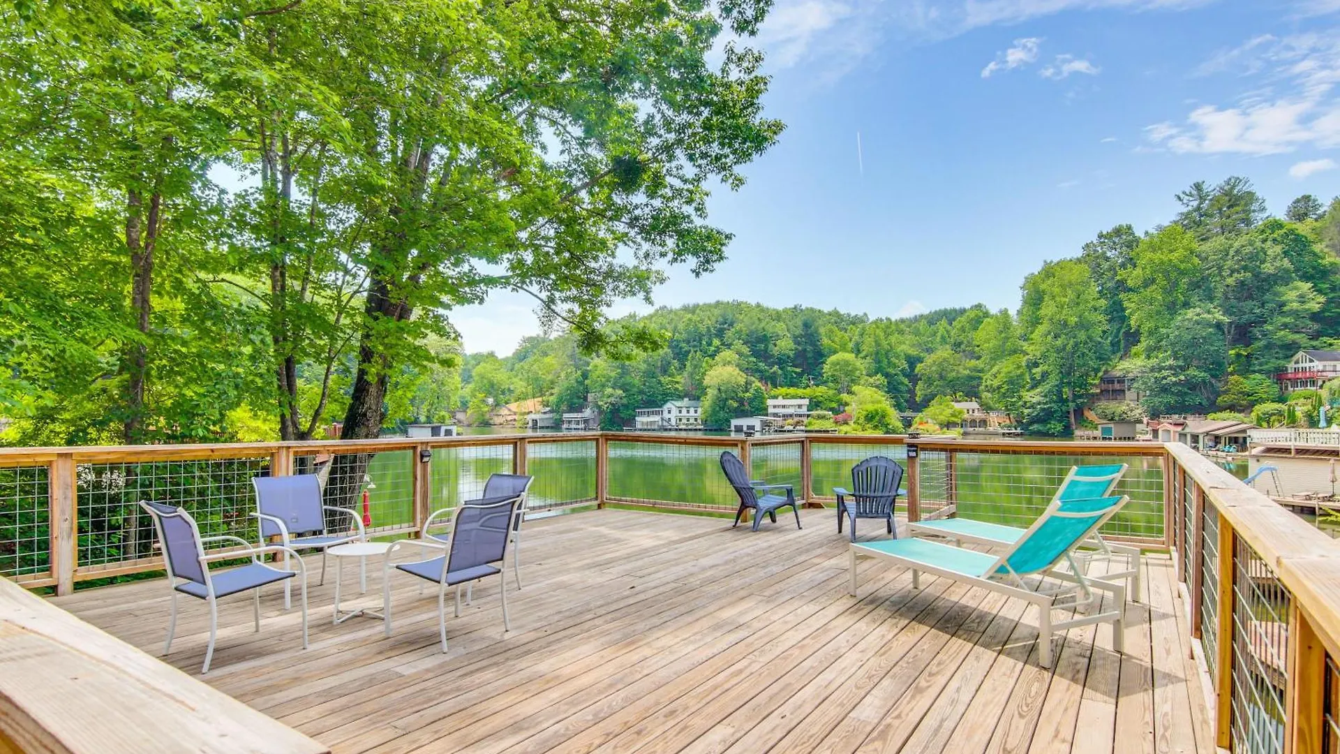 Waterfront Lure With 2-story Deck! Holiday home Lake Lure