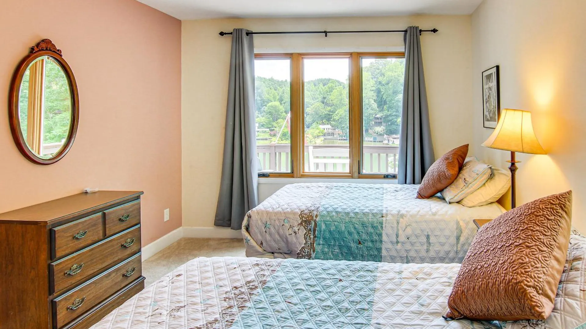 Waterfront Lure With 2-story Deck! *