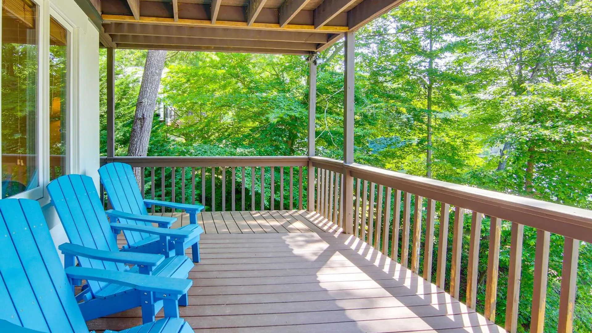 Waterfront Lure With 2-story Deck!