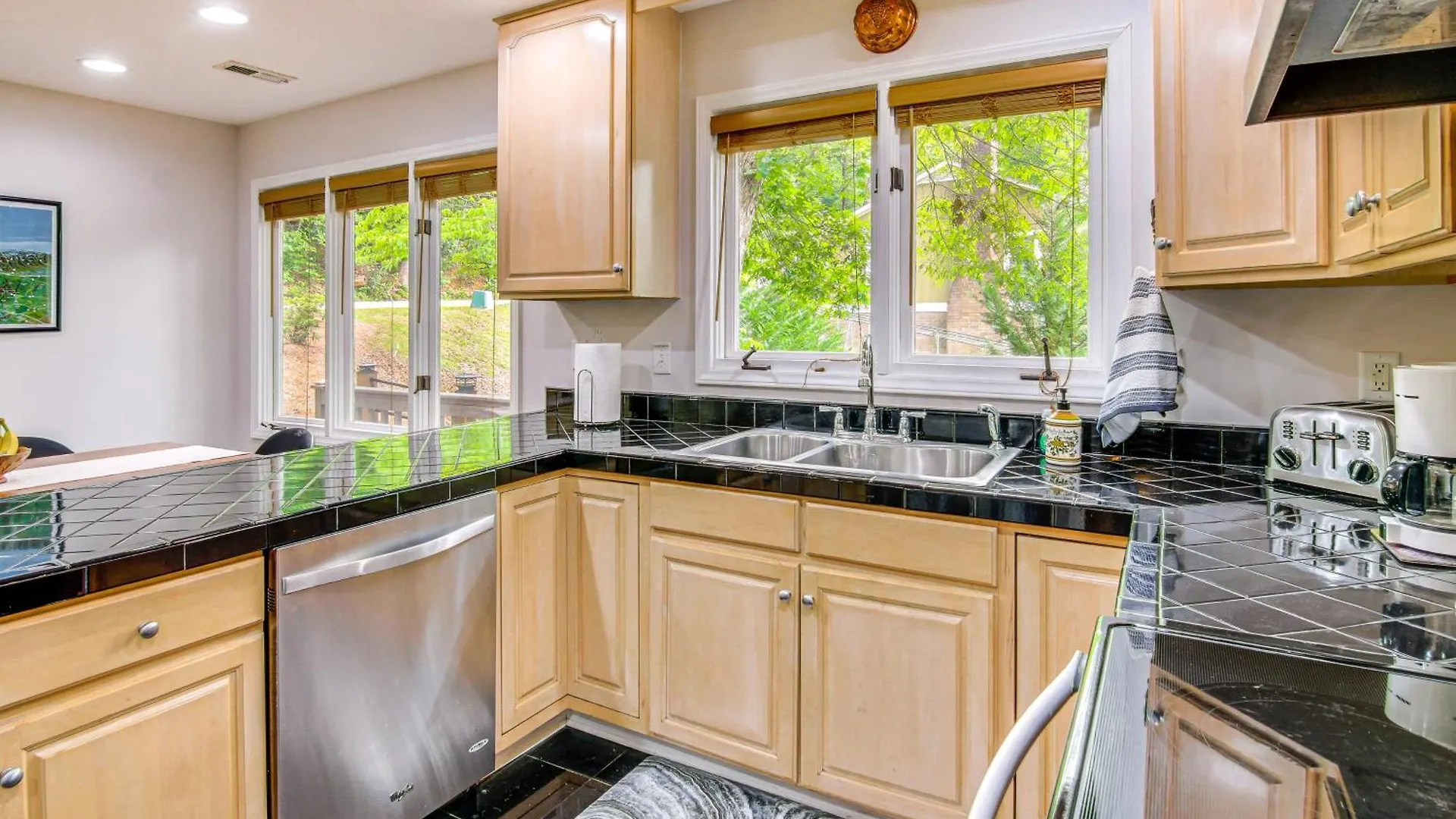 Waterfront Lure With 2-story Deck!