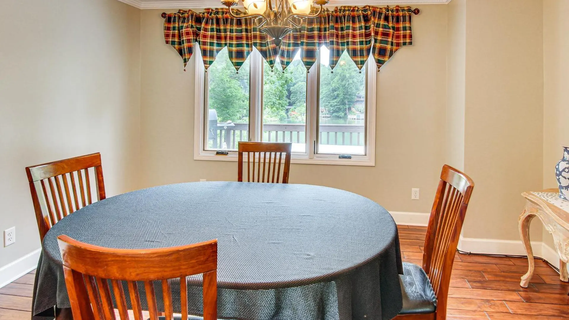 Holiday home Waterfront Lure With 2-story Deck!