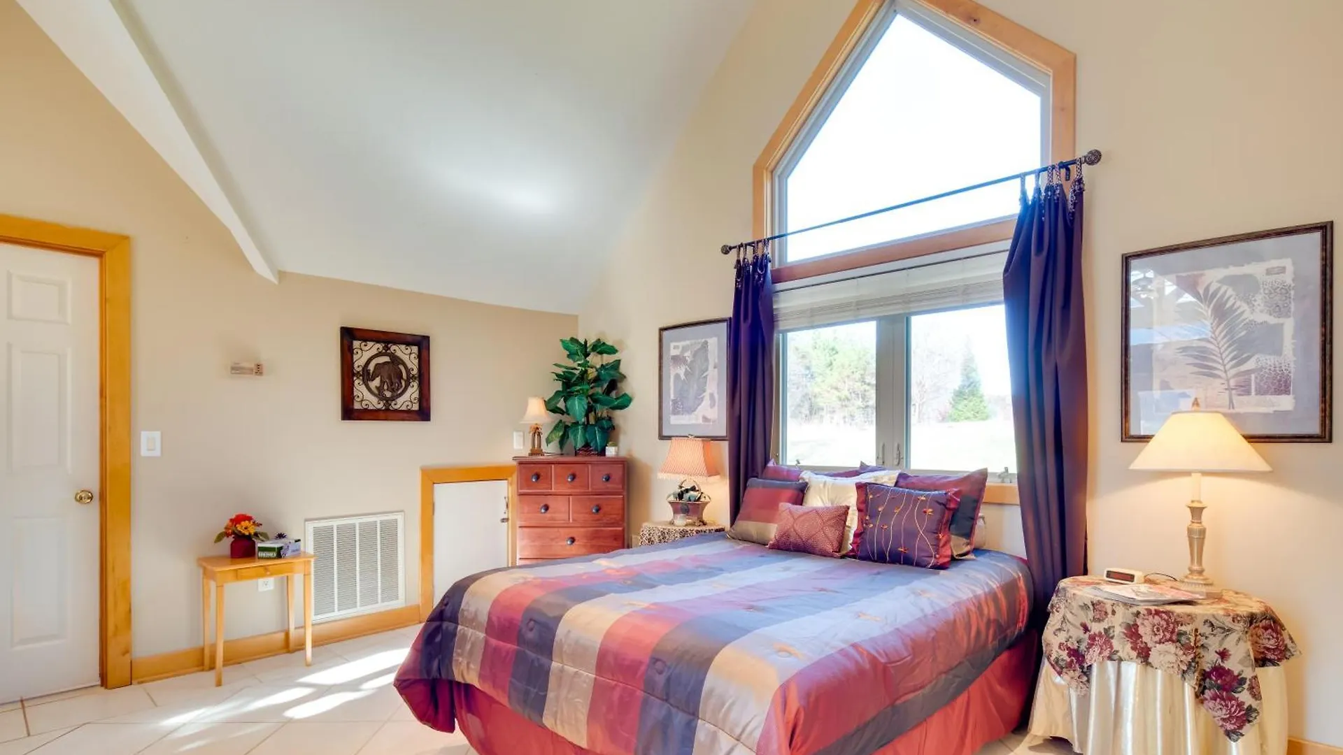 Sunny Lure With Deck And Mountain Views! Holiday home *