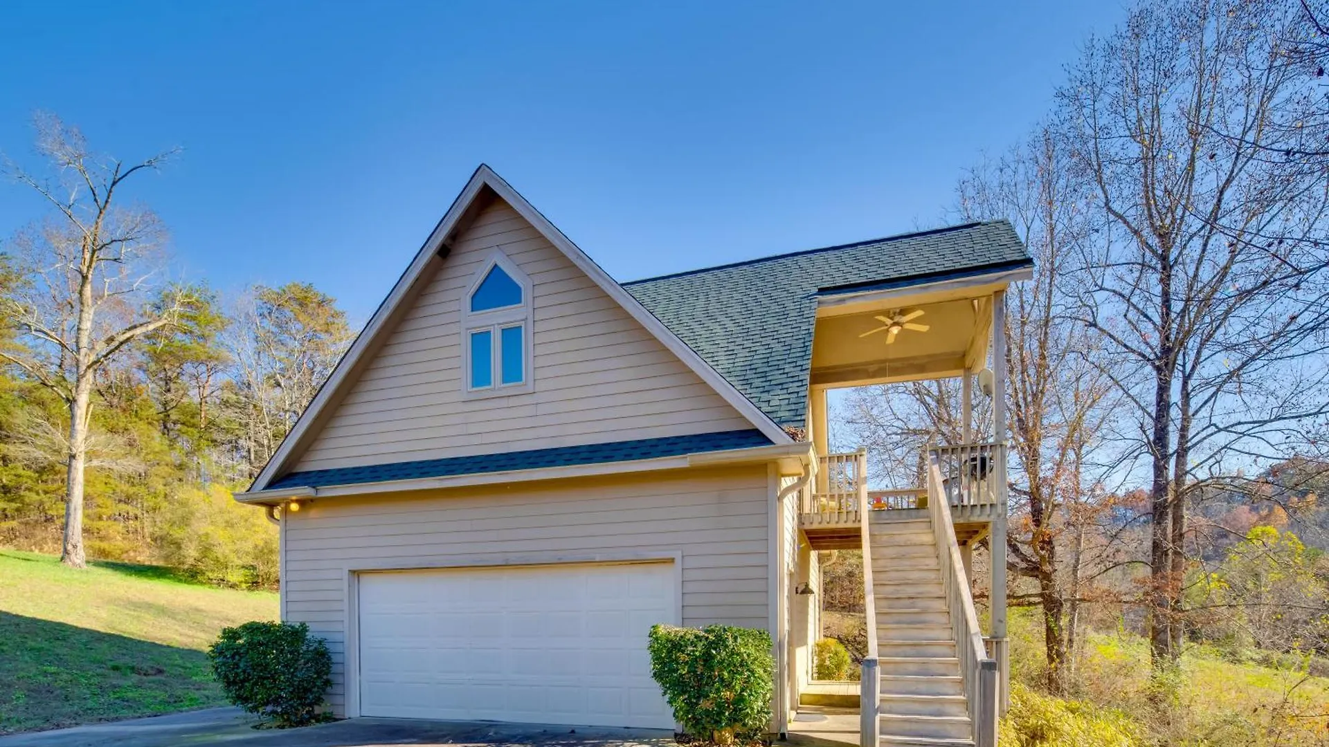 Sunny Lure With Deck And Mountain Views!