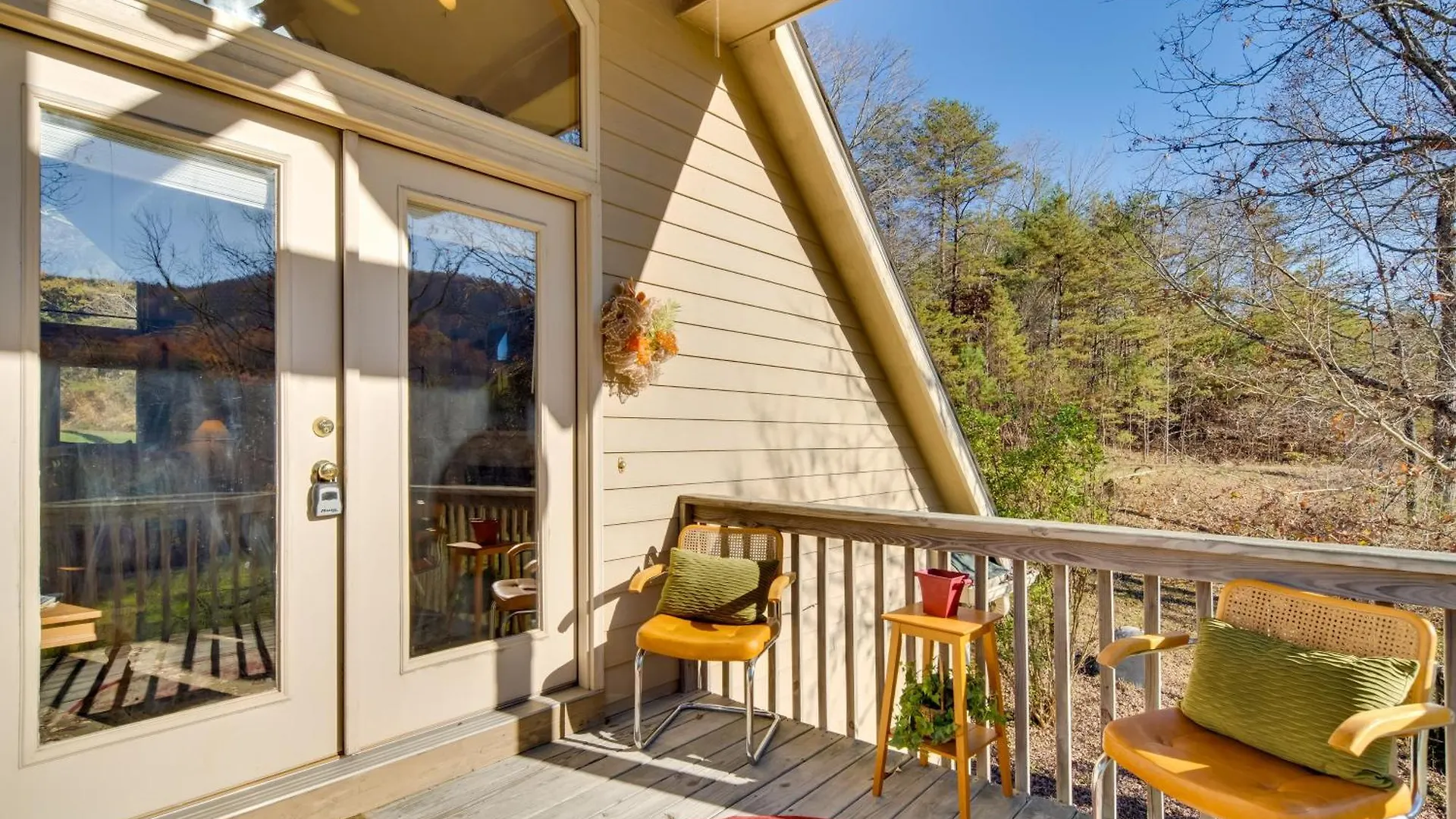 Sunny Lure With Deck And Mountain Views! Holiday home