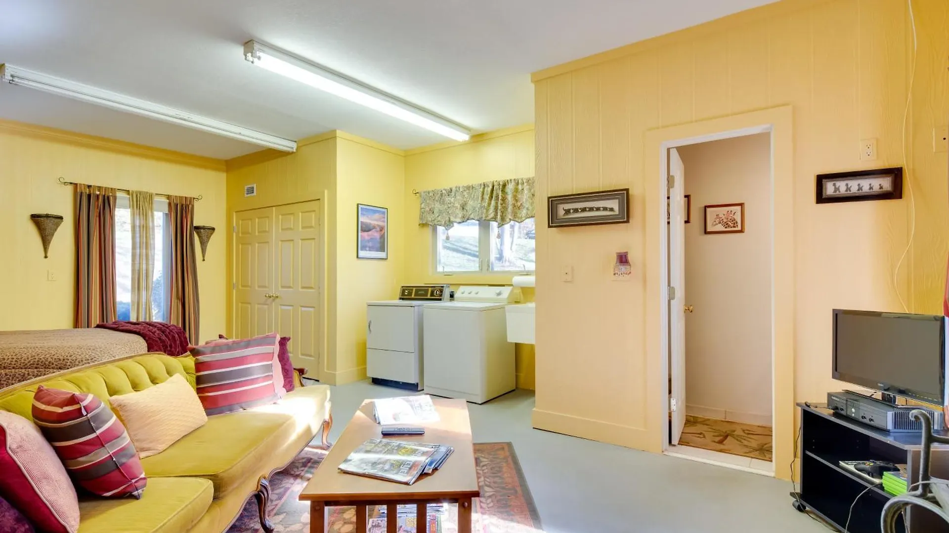 Holiday home Sunny Lure With Deck And Mountain Views!