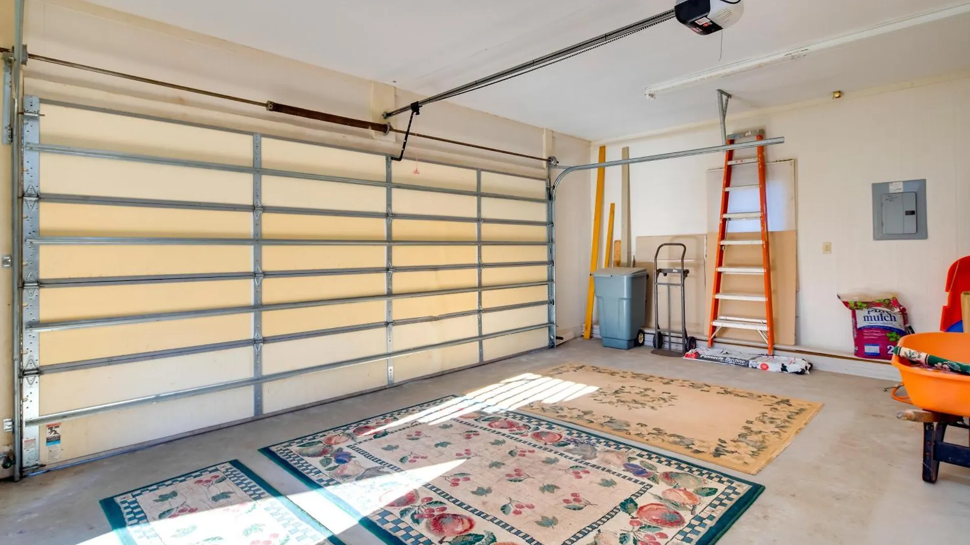 Sunny Lure With Deck And Mountain Views! Holiday home *