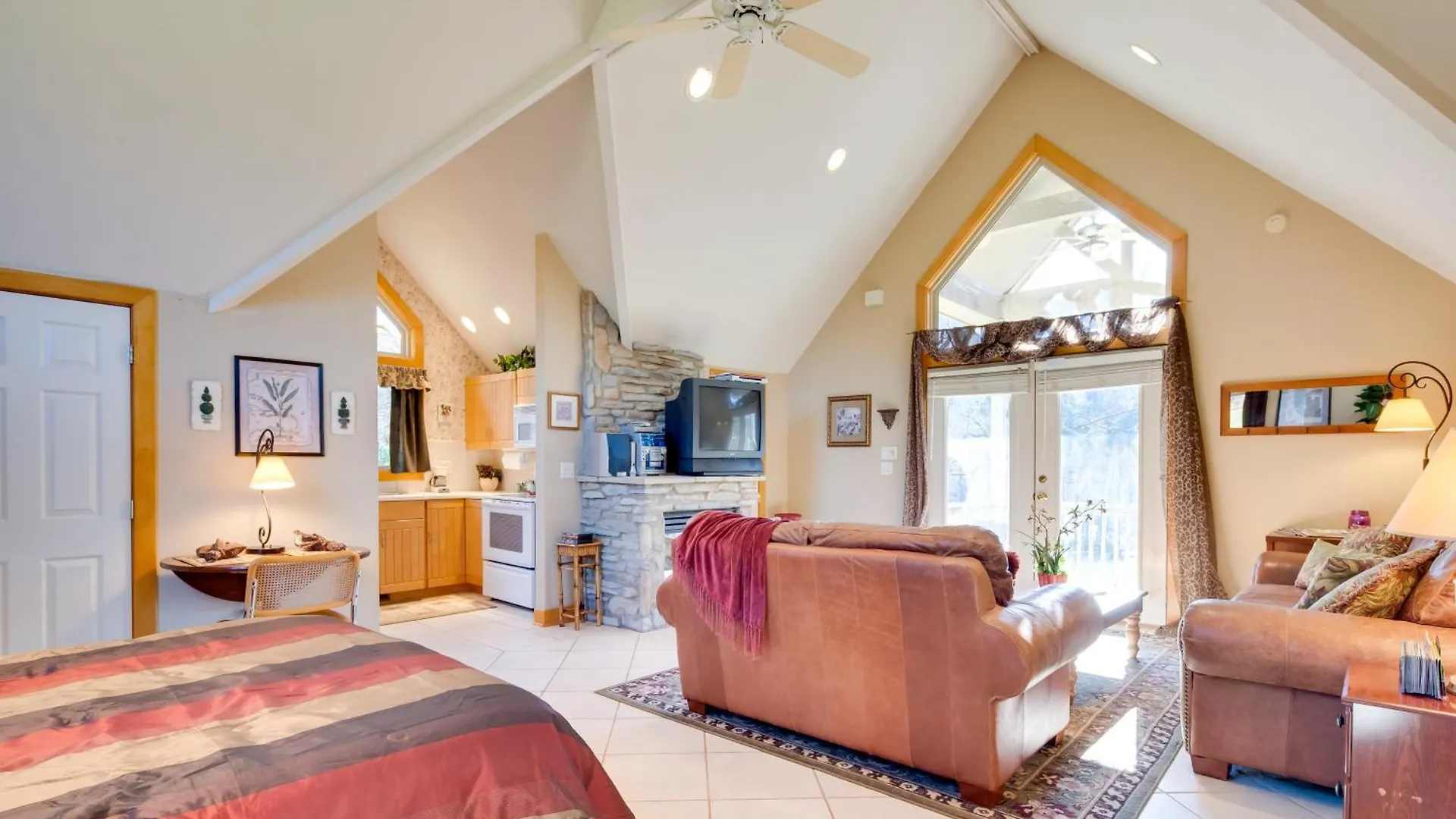Sunny Lure With Deck And Mountain Views! Holiday home Lake Lure
