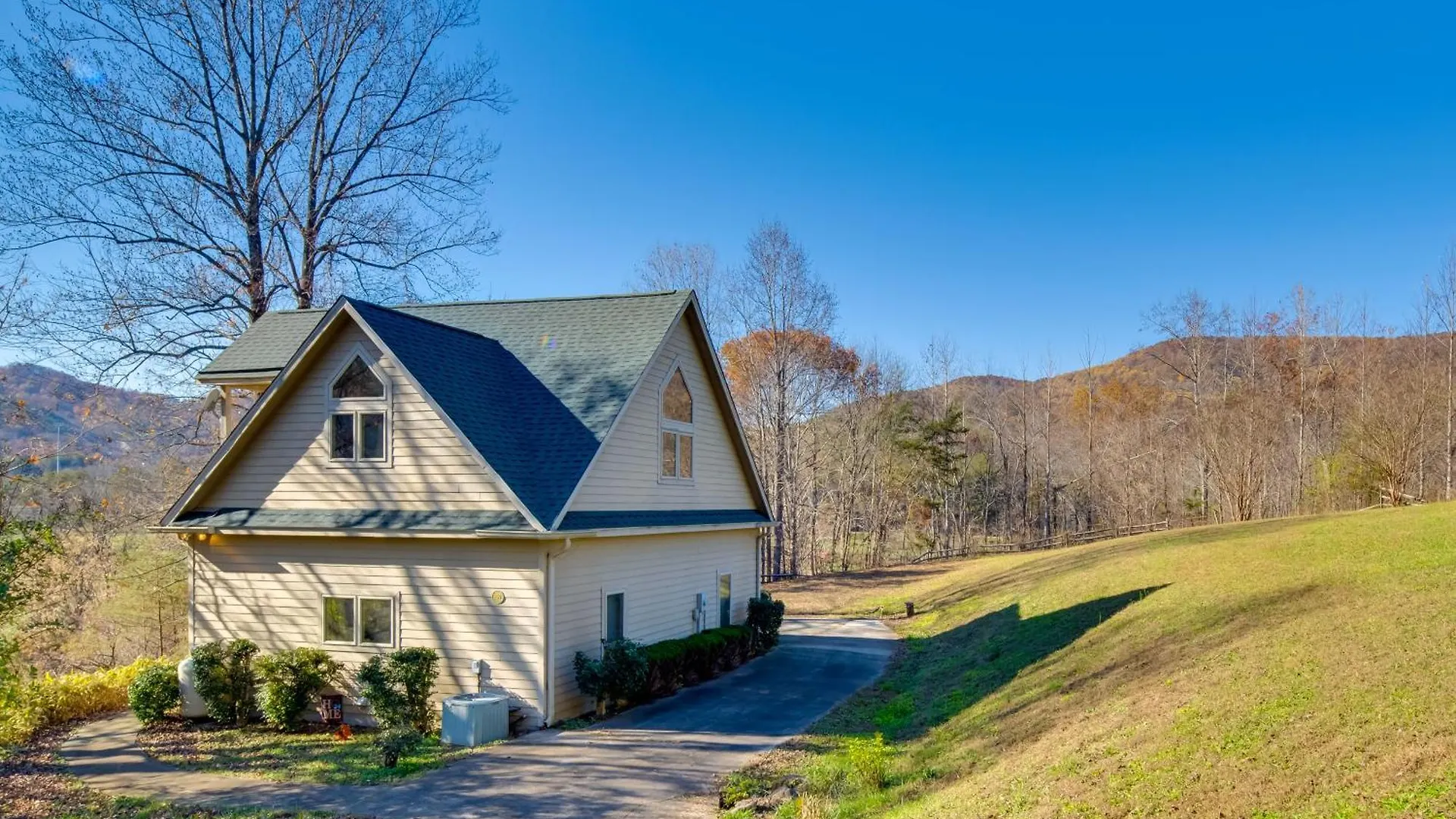 Sunny Lure With Deck And Mountain Views! *
