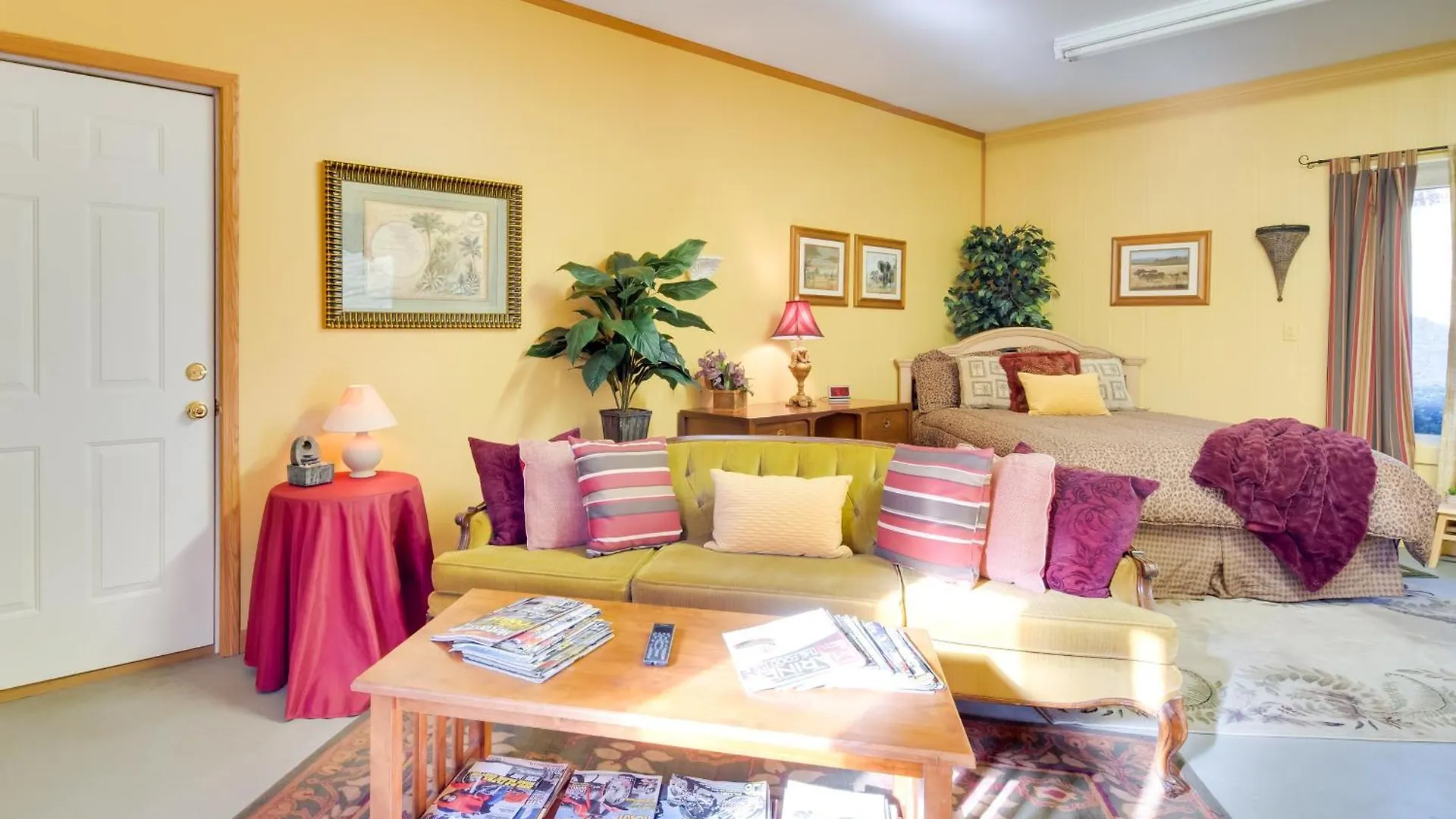 Holiday home Sunny Lure With Deck And Mountain Views!