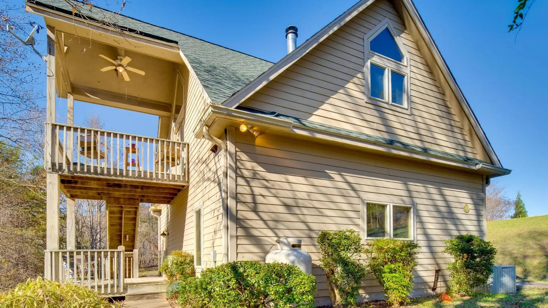 Sunny Lure With Deck And Mountain Views! Lake Lure