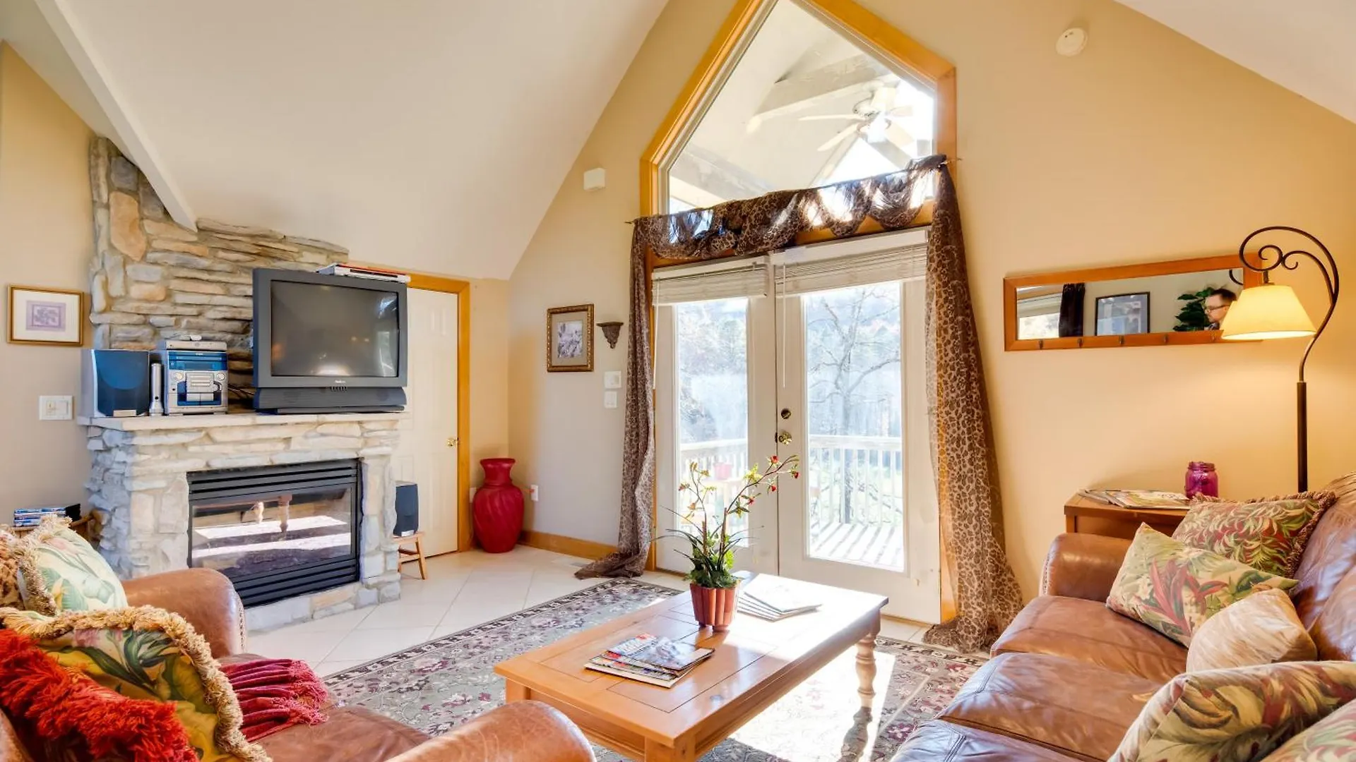 Sunny Lure With Deck And Mountain Views!
