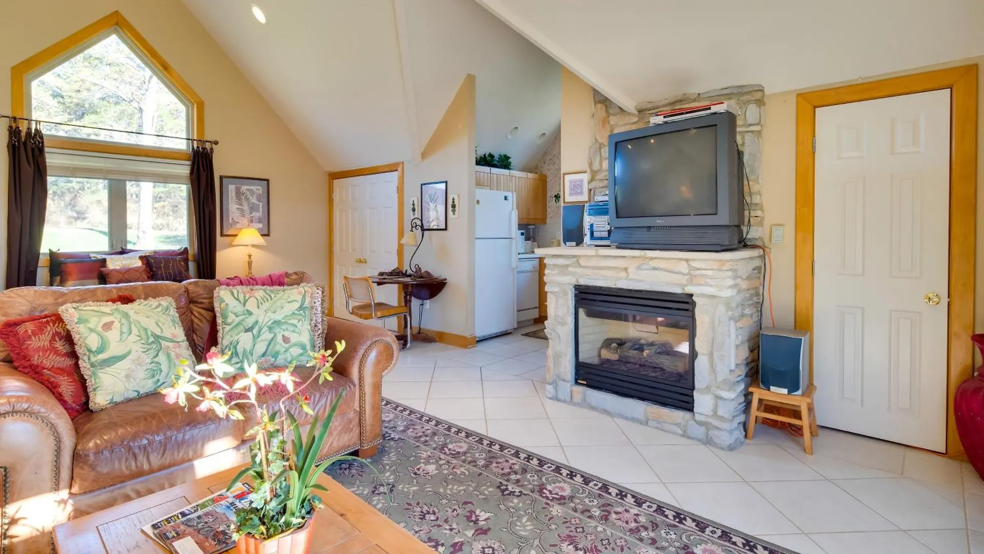 Sunny Lure With Deck And Mountain Views! Holiday home