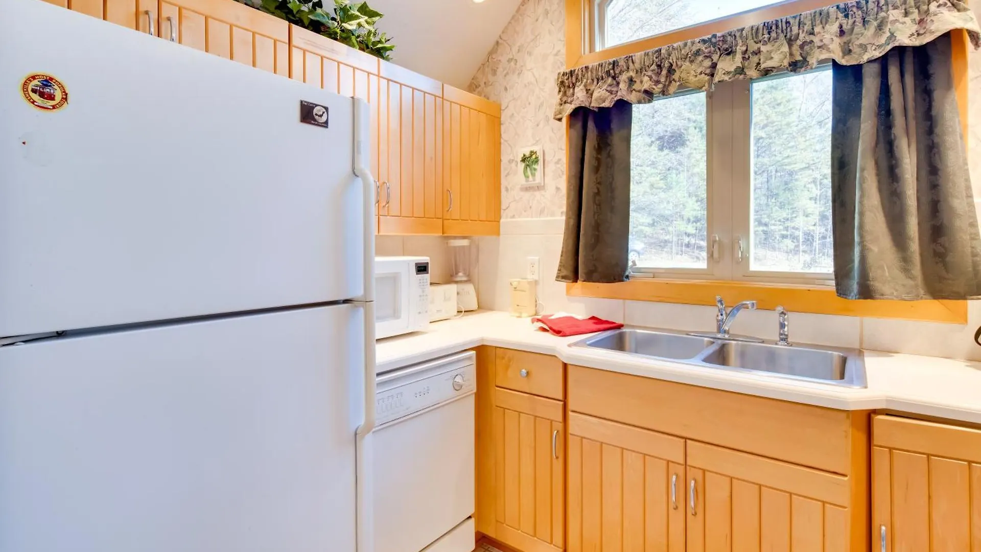Holiday home Sunny Lure With Deck And Mountain Views!
