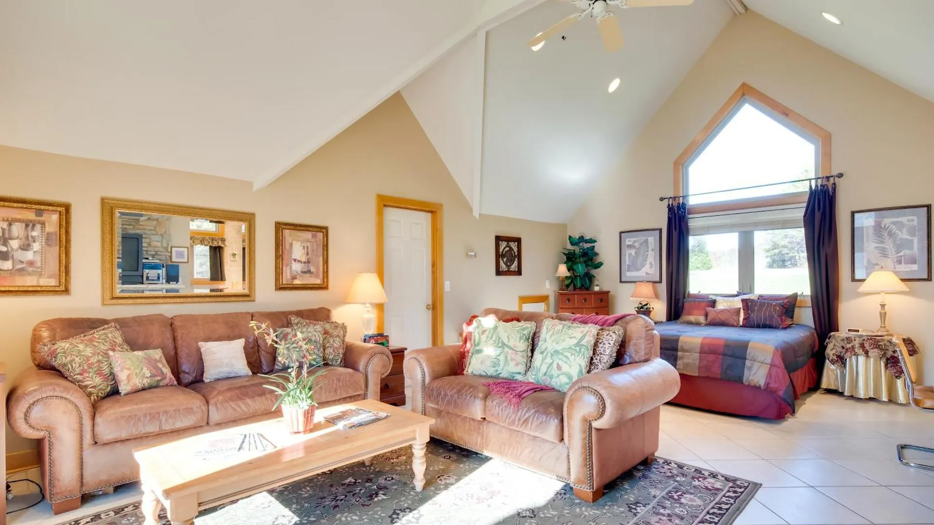 Sunny Lure With Deck And Mountain Views! Holiday home *