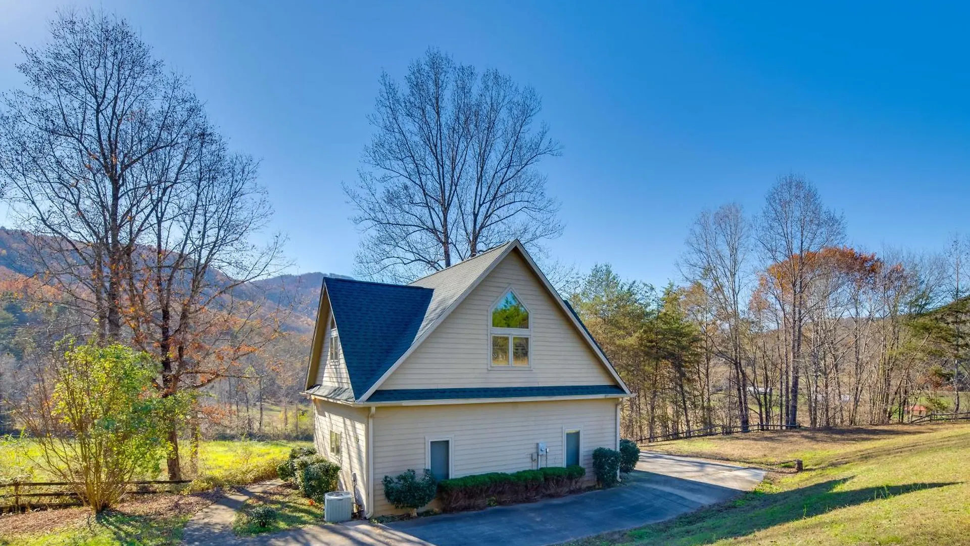 Sunny Lure With Deck And Mountain Views!