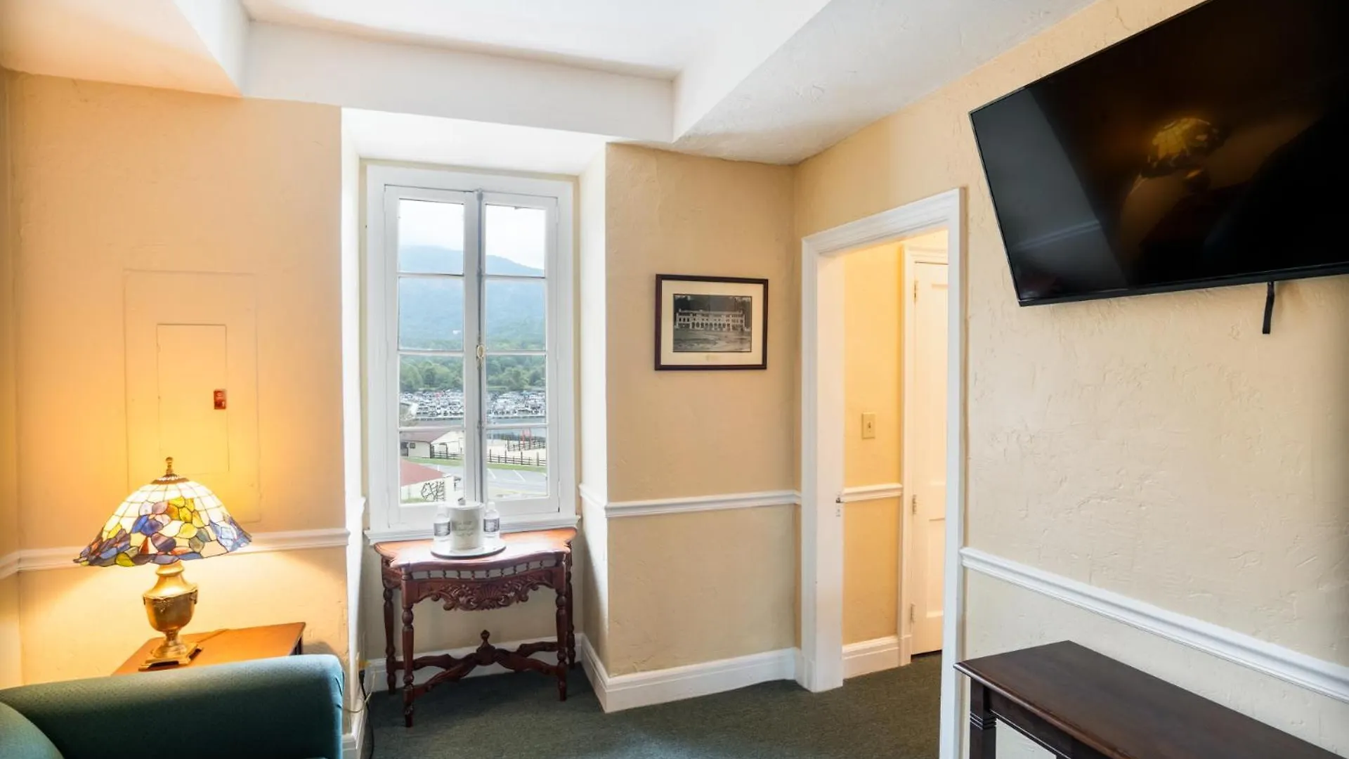 Hotel Lure And Lake Lure