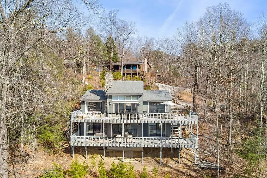 Lakeside Serenity Mnt Views Decks Foosball Holiday home Lake Lure
