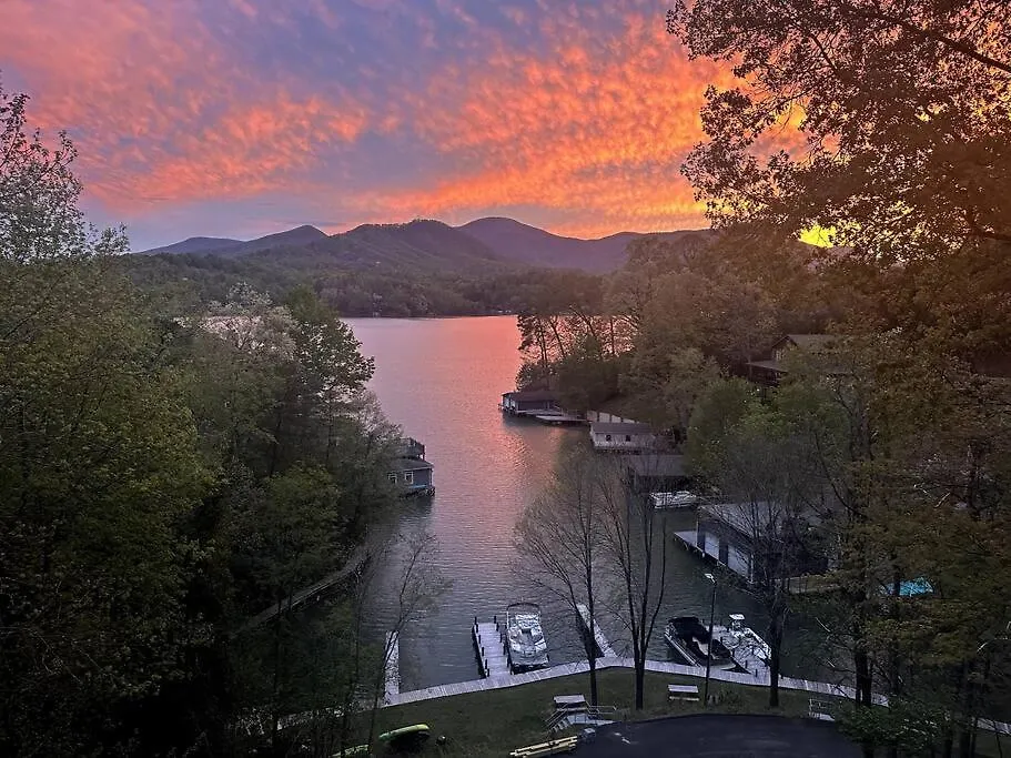 Holiday home Lakeside Serenity Mnt Views Decks Foosball *