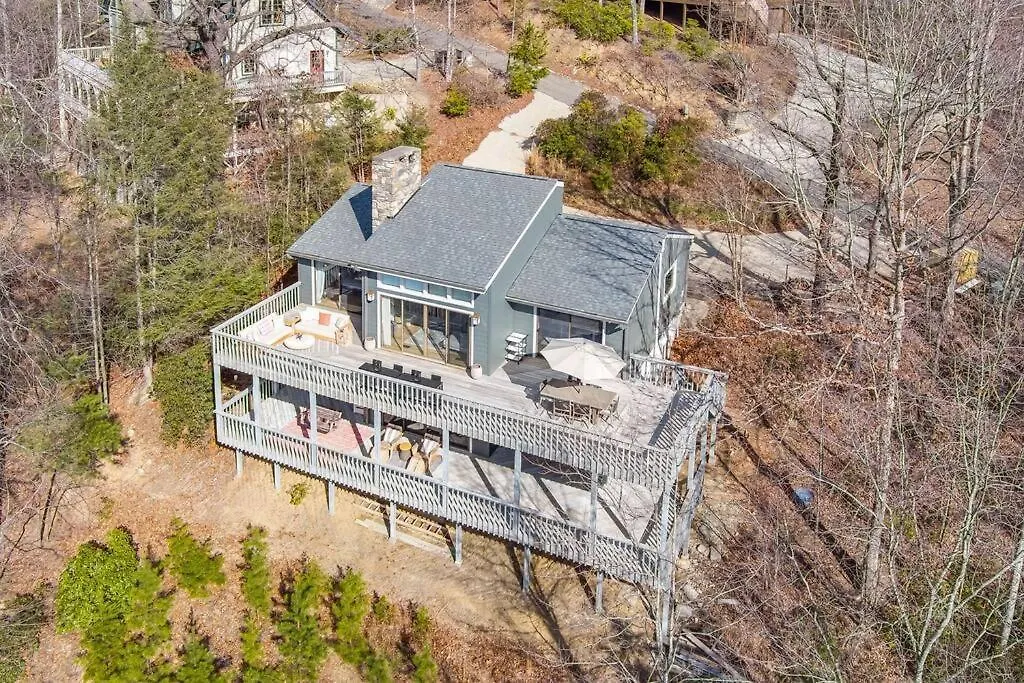 Lakeside Serenity Mnt Views Decks Foosball Holiday home *