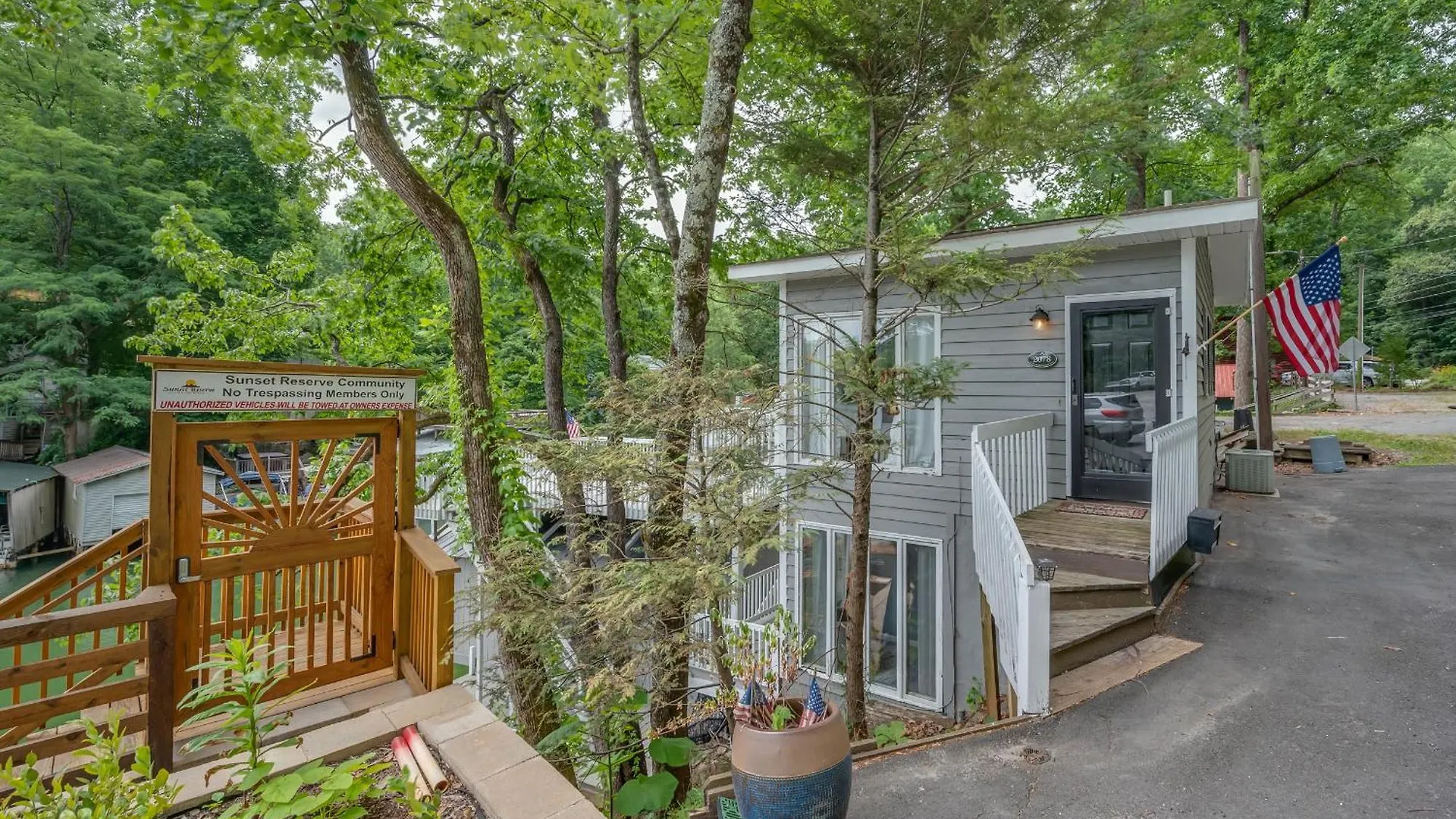 Waters Edge Hideaway Lakefront Pet Friendly * Lake Lure