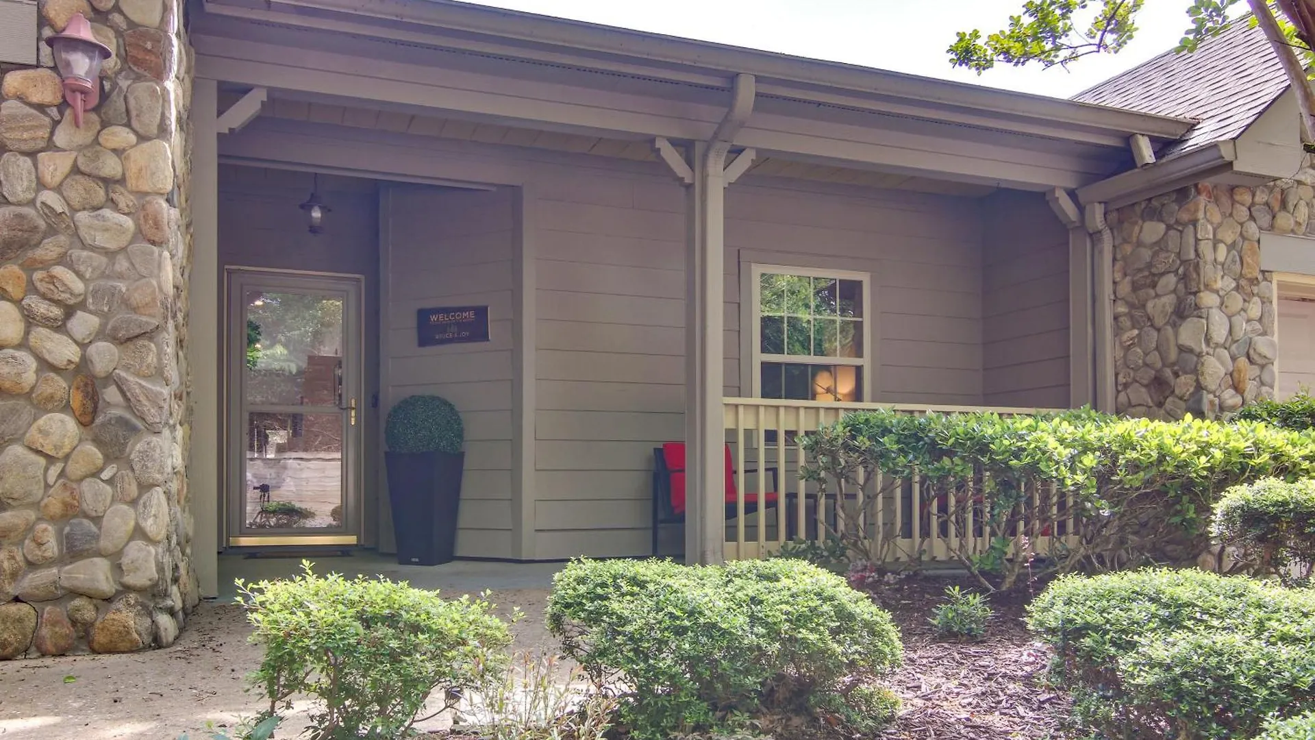 Apartment Lure With Pool And Access! *
