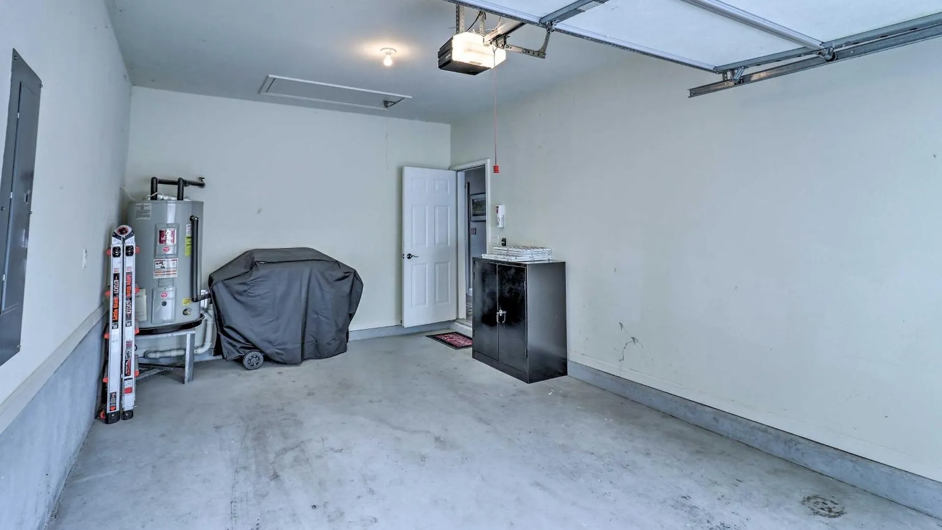 Lure With Pool And Access! Apartment