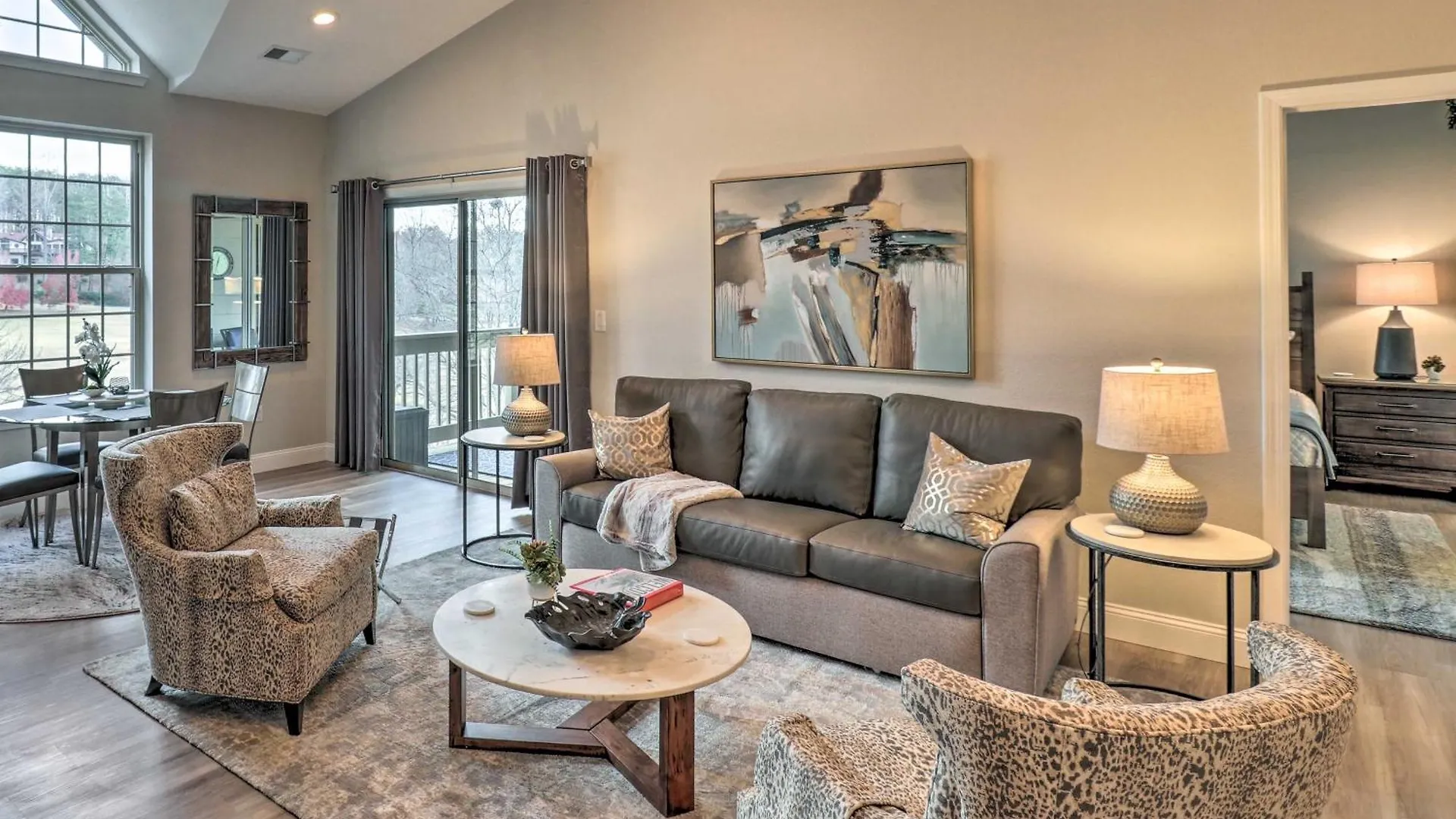 Lure With Pool And Access! Apartment *