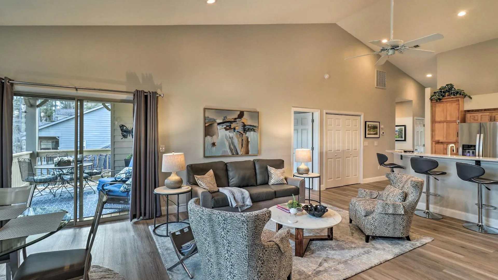 Lure With Pool And Access! *