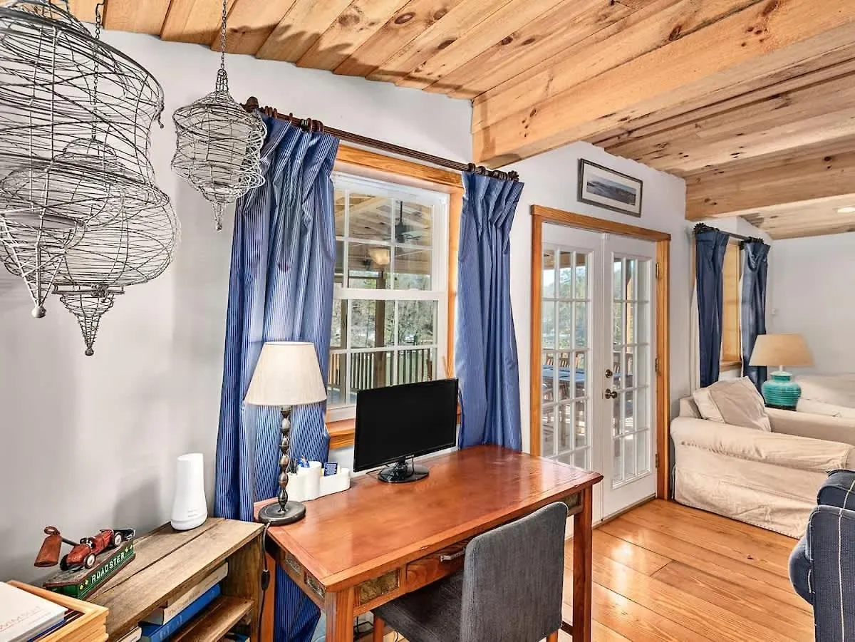 Lakefront House In A Quiet Cove - Kayaks Available Holiday home