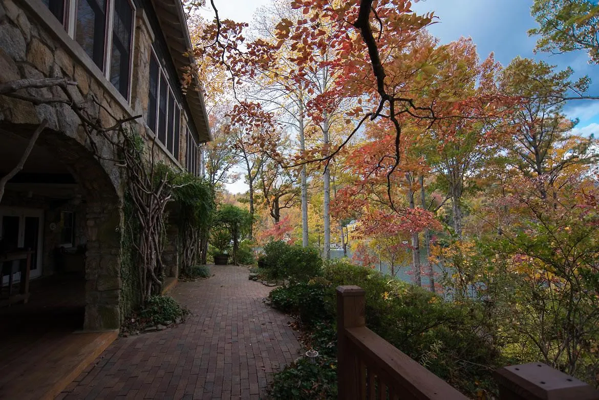 On Lure 4* Lake Lure